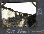 Festungsanlagen an der Westfront mit Ruinen und verwittertem Gelände