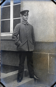 Soldat an der Westfront in Uniform während des Ersten Weltkriegs