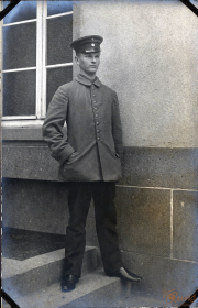 Soldat an der Westfront in Uniform während des Ersten Weltkriegs