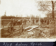 Soldaten an der Westfront beim Spiel während des Ersten Weltkriegs