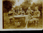 Soldaten der deutschen Armee genießen eine Pause am Abend an der Westfront während des Ersten Weltkriegs