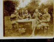 Soldaten der deutschen Armee genießen eine Pause am Abend an der Westfront während des Ersten Weltkriegs