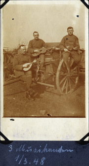 Soldaten der Deutschen Armee spielen Musikinstrumente an der Westfront während des Ersten Weltkriegs