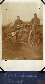 Soldaten der Deutschen Armee spielen Musikinstrumente an der Westfront während des Ersten Weltkriegs