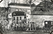 Soldaten vor dem Kaiser Wilhelm Bad an der Westfront in einer historischen Aufnahme
