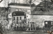 Soldaten vor dem Kaiser Wilhelm Bad an der Westfront in einer historischen Aufnahme