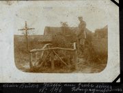 Soldat am Grab seines Bruders an der Westfront während des Ersten Weltkriegs