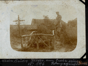 Soldat am Grab seines Bruders an der Westfront während des Ersten Weltkriegs