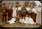 Gruppenbild von Soldaten und Zivilisten an der Westfront im Jahr 1914