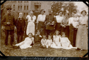 Gruppenbild von Soldaten und Zivilisten an der Westfront im Jahr 1914