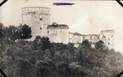 Festungsruine an der Westfront mit umgebenden Bäumen und Vegetation