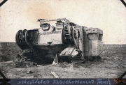 Verwitterter und zerstörter Tank an der Westfront während des Ersten Weltkriegs