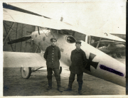 Piloten der deutschen Luftwaffe vor einem Flugzeug an der Westfront in den frühen 1910er Jahren