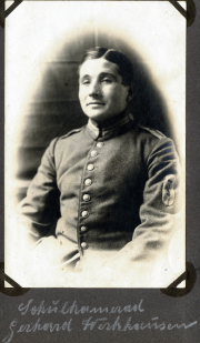 Soldat in Uniform an der Westfront während des Ersten Weltkriegs