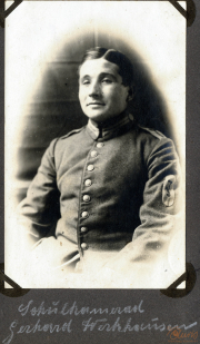 Soldat in Uniform an der Westfront während des Ersten Weltkriegs