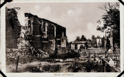 Zerstörte Kirche und Friedhof an der Westfront während des Ersten Weltkriegs