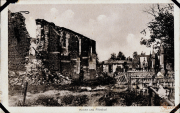 Zerstörte Kirche und Friedhof an der Westfront während des Ersten Weltkriegs