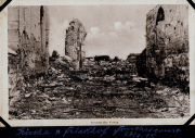 Zerstörtes Gelände an der Westfront während des Ersten Weltkriegs zeigt Ruinen und Trümmer eines Gotteshauses