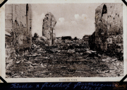 Zerstörtes Gelände an der Westfront während des Ersten Weltkriegs zeigt Ruinen und Trümmer eines Gotteshauses