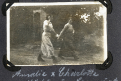 Frauen gehen an der Westfront Hand in Hand während des Ersten Weltkriegs