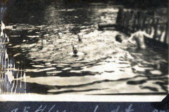 Soldaten beim Schwimmen an der Westfront in einem Wasserlauf