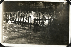 Soldaten beim Baden an der Westfront während des Ersten Weltkriegs
