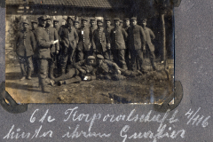 Soldaten der 61. Infanteriedivision an der Westfront im Ersten Weltkrieg in uniformierter Aufstellung