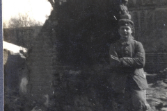 Soldat an der Westfront in zerstörter Umgebung während des Ersten Weltkriegs