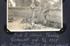 Soldat pflegt das Grab eines Kameraden an der Westfront im Jahr 1915