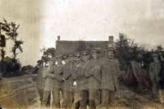 Soldaten des Heeres an der Westfront während des Ersten Weltkriegs in der Nähe eines Wohngebäudes