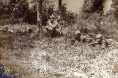 Soldaten des Heers in Deckung während des Ersten Weltkriegs an der Westfront