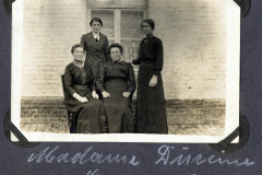 Frauen am Westfront während des Ersten Weltkriegs in traditioneller Kleidung
