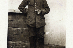 Soldat des Heeres an der Westfront in der Einheit uniformiert und bereit für den Einsatz