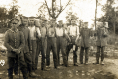 Soldaten des Heeres an der Westfront während des Ersten Weltkriegs mit Ausrüstung und Proviant