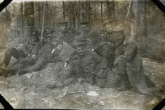 Soldaten am Westfront in der Natur während des Ersten Weltkriegs