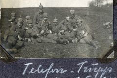 Soldaten der Telefontruppe an der Westfront mit Ausblick auf die Umgebung
