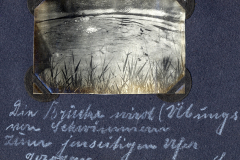 Das ruhige Wasser an der Westfront zeigt das Gelände ohne Kampfgeräusche und vermittelt eine friedliche Atmosphäre