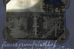 Besucher an einem Soldatenfriedhof an der Westfront während des Ersten Weltkriegs