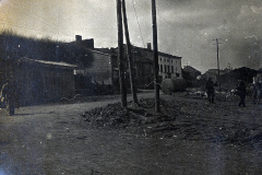 Soldaten an der Westfront in einem zerstörten Ort während des Ersten Weltkriegs