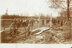 Soldaten an der Westfront beim Spiel während des Ersten Weltkriegs
