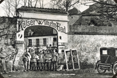 Soldaten vor dem Kaiser Wilhelm Bad an der Westfront in einer historischen Aufnahme