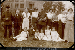 Gruppenbild von Soldaten und Zivilisten an der Westfront im Jahr 1914