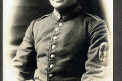 Soldat in Uniform an der Westfront während des Ersten Weltkriegs