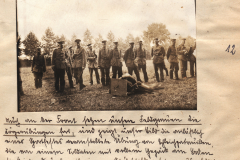 Deutscher Soldatengruppe vor einem Kriegsobjekt