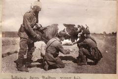Deutscher Soldaten bei Milchabgabe w?hrend Erster Weltkrieg