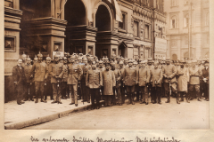 Deutscher Militärdienstmannsgruppe vor einem Gebäudetürmchen