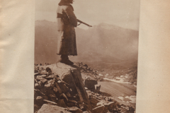 Soldat mit Waffe auf Bergspitze