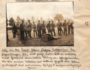 Deutscher Soldatengruppe vor einem Kriegsobjekt