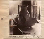 Zerbrochene Vasen und Pitcher