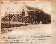 Deutscher Soldaten vor einem Eisenbahnkorbung
